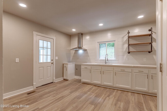 Building Photo - 1886 S Bardstown Rd