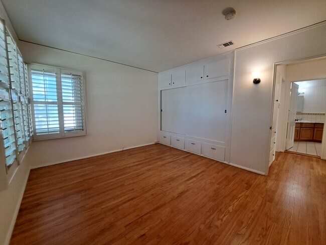 Building Photo - 1815 N Edison Blvd