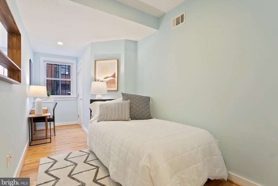 Building Photo - 302 Todd Pl NE