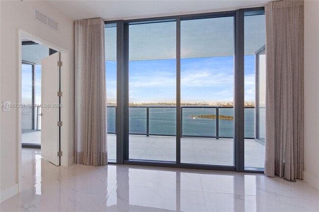 Building Photo - 700 NE 24th St