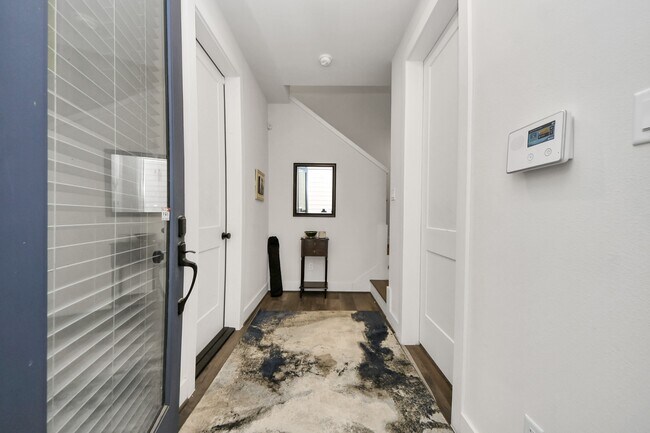 Building Photo - 3905 B Pinemont Dr