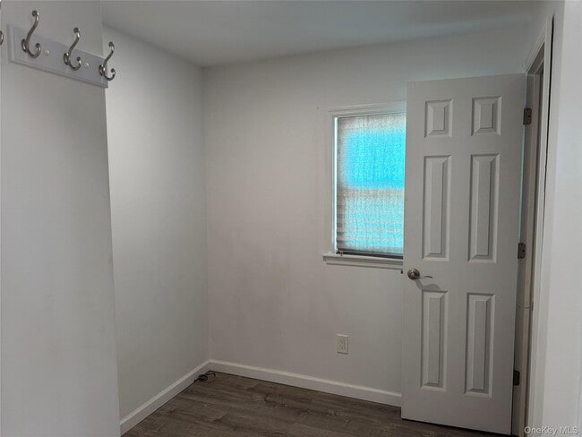 Building Photo - 8 Hideaway Ln