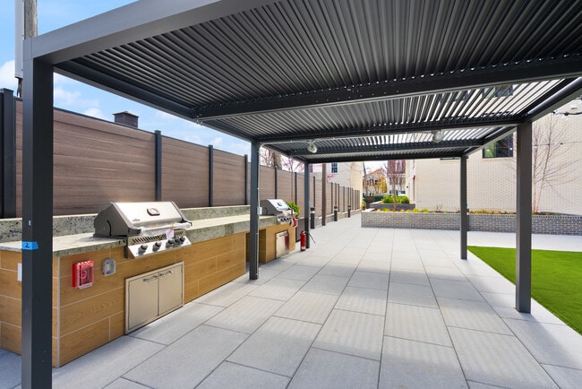 Building Photo - 701 N Henry St