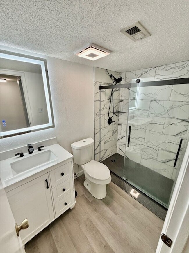 Building Photo - Beautifully remodeled 2 bedroom condo at w...