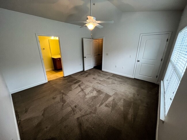 Building Photo - Greensboro 2 Bedroom, 2 Bathroom Condo