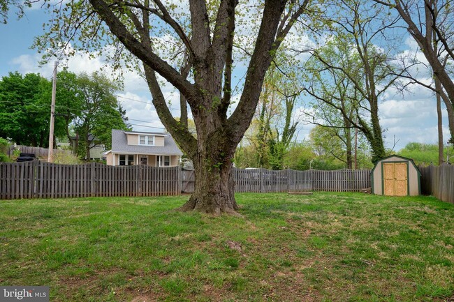 Building Photo - 201 Kenwood Ave