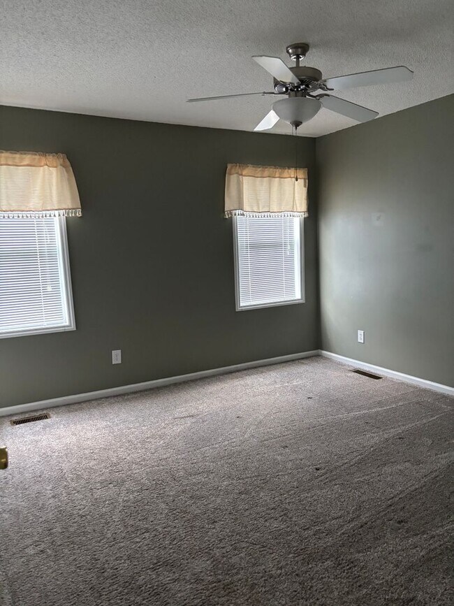 Building Photo - 2330 Vineyard Dr