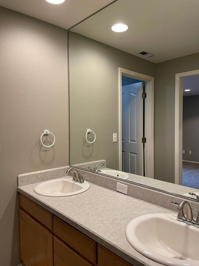 Building Photo - Adorable 4 Bedroom 2.5 Bath Home in Fisher's Landing! Fully Fenced Backyard! Mountain View High S...