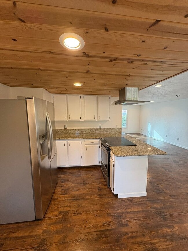 Building Photo - 4 Bed 2 Bath House Modern Comfort Meets En...