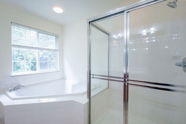 Building Photo - Lovely 3 BR/2 Full BA 2Half BA Townhome in...