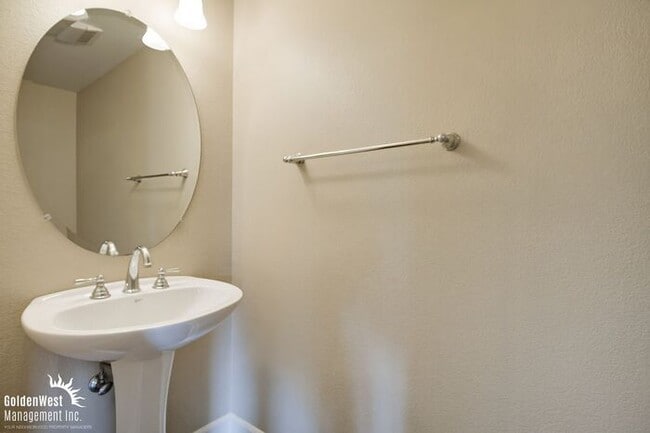 Building Photo - Modern 2Bdm 2Ba Condo in the Heart of Bank...