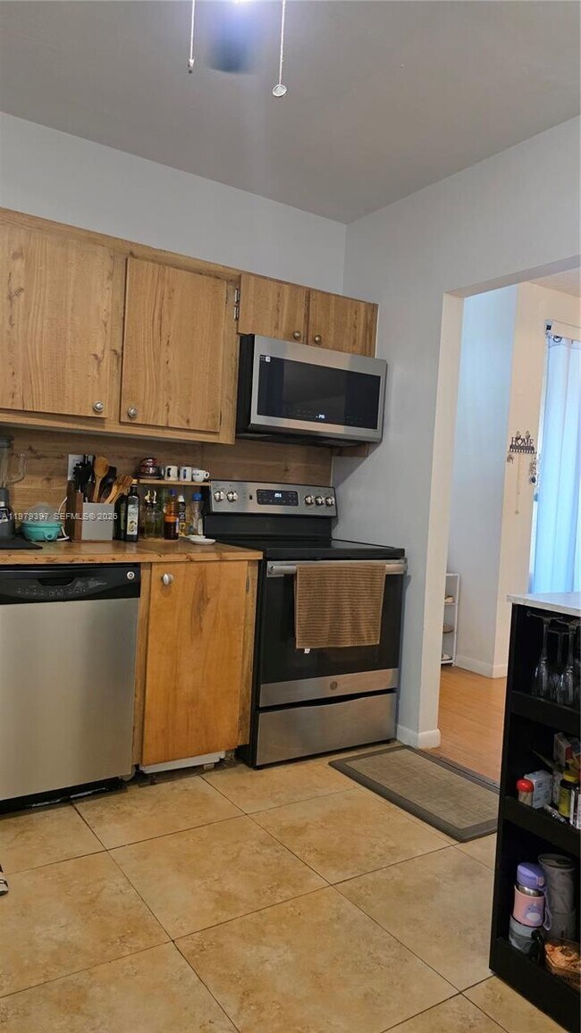 Building Photo - 750 NE 199th St