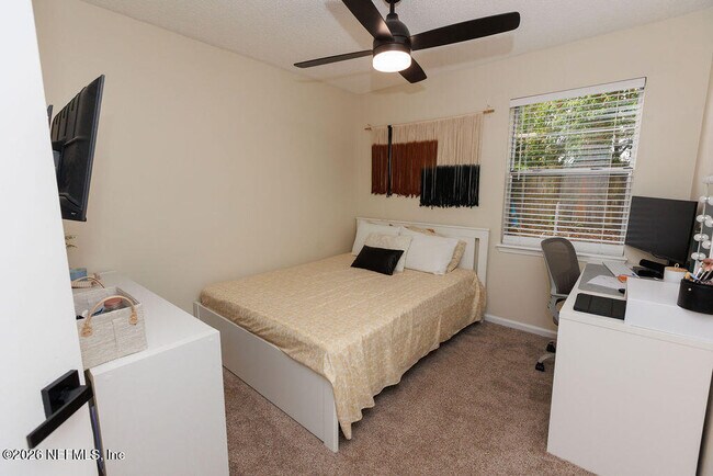 Building Photo - 1324 Independence Dr