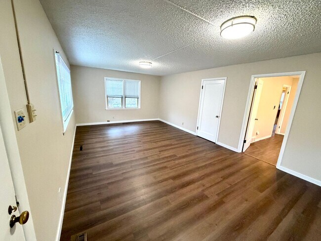 Building Photo - Desired Neighborhood! 3bd 1ba w/new flooring