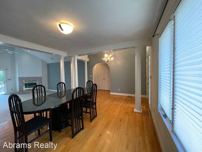 Building Photo - 4 br, 2.5 bath House - 725 Dickens Pl