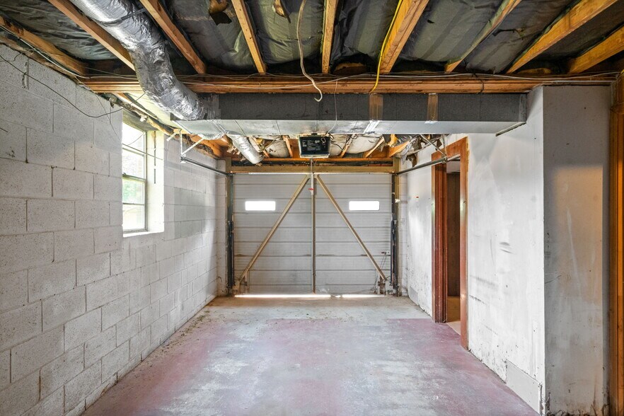 Building Photo - 208 Aster Dr