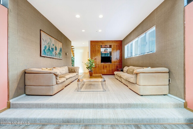 Building Photo - 19 Parker Ave