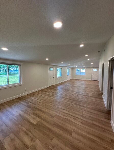 Living room - 1415 S Oak St