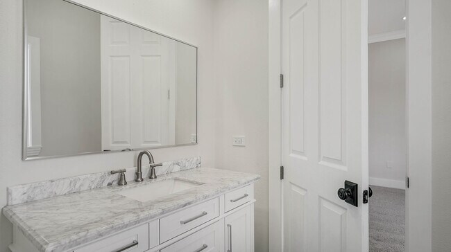 Building Photo - 6706 Oakmont Way