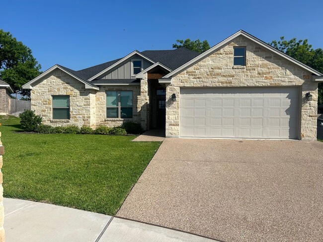 Building Photo - Beautifully Maintained New Build in Midway...
