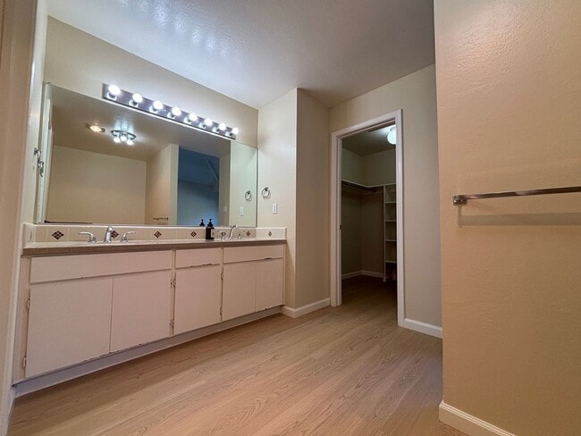 Building Photo - Updated 3BR Townhome in Forest Knolls with parking