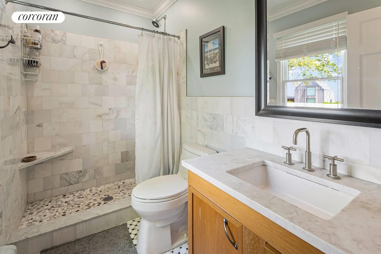 Building Photo - 179 Redwood Rd