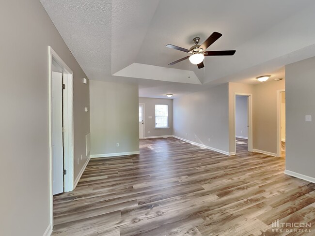 Building Photo - 2425 Saluda Dr