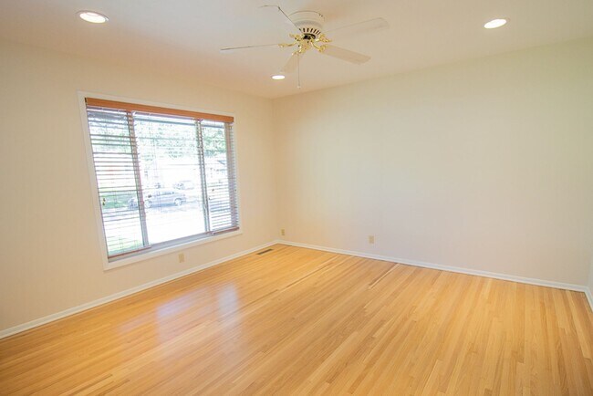 Building Photo - Beautiful 4 Bedroom House | 126th & Center
