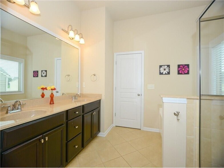 Building Photo - 5940 Weddington Dr