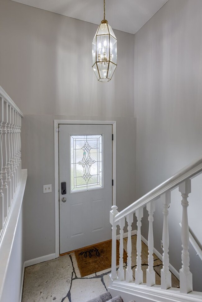 Building Photo - Must See Updated Bellevue Home!!