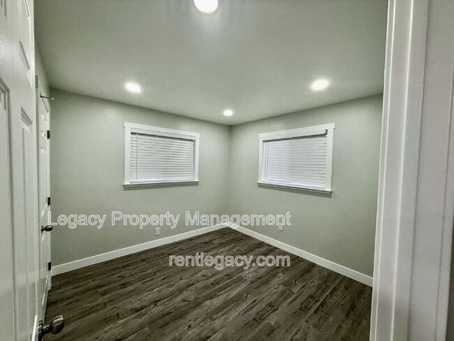 Building Photo - 6920 Demaret Dr