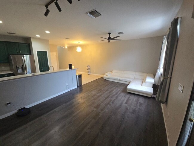 Building Photo - Modern 3 Bedroom 2.5 Bath in Gibsonton
