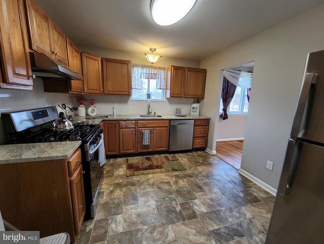 Building Photo - 208 Pelham Rd S