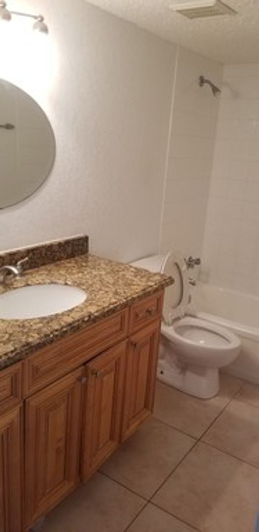 Building Photo - Privately owned 3 bedroom condo