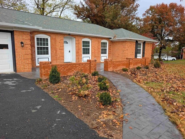 Building Photo - 103 Cherry Ave