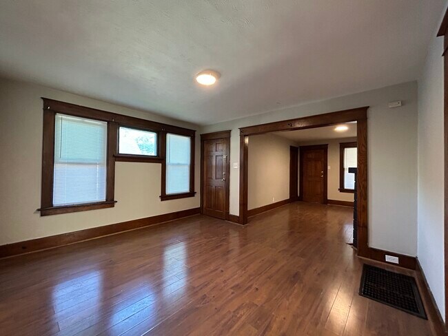 Building Photo - 624 E 24th St