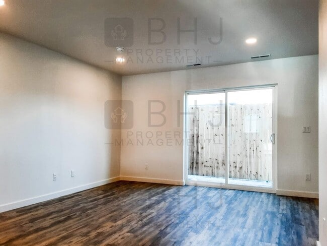 Building Photo - 2 BED/ 1.5 BATH TOWNHOME