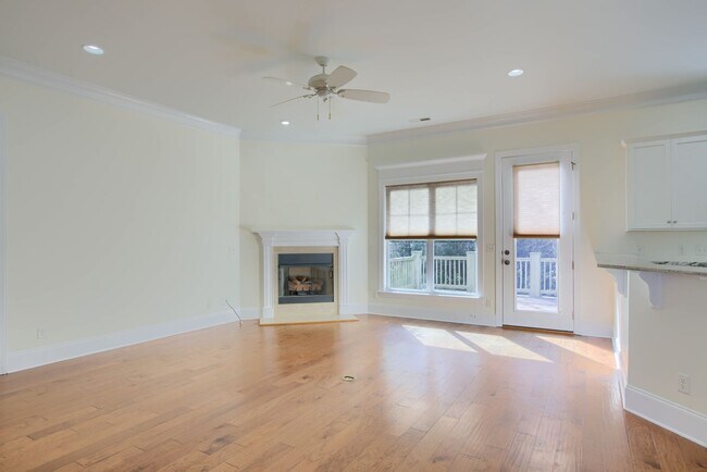 Building Photo - Fresh Paint, New Carpet & Custom Finishes in North Shore Country Club