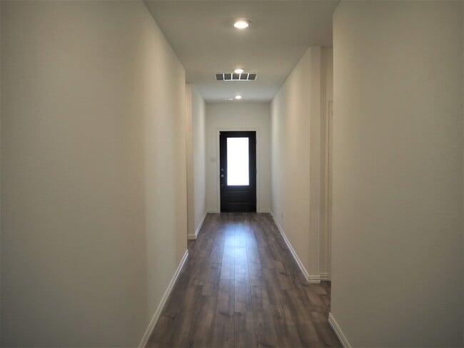 Building Photo - 1800 Lake Grove Dr