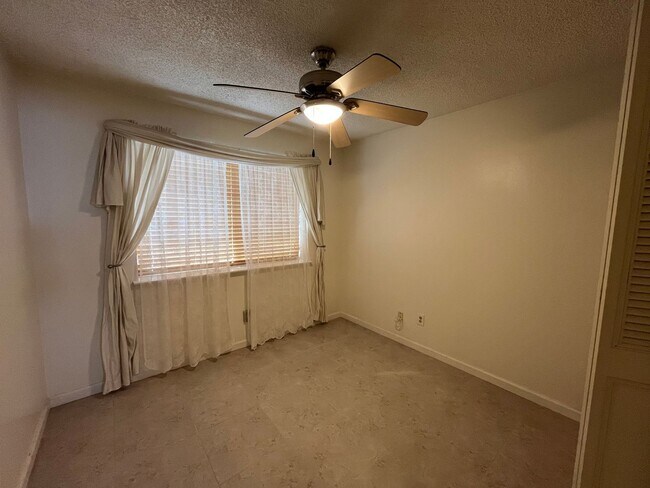 Building Photo - Spacious 3 bed 1 bath plus bonus room! Pet friendly with nice size back yard