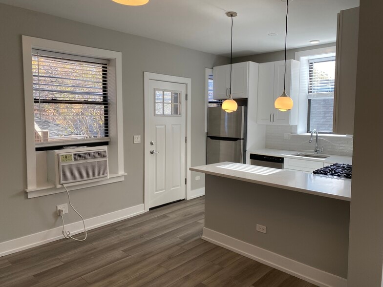 Building Photo - 3929 N Janssen Ave