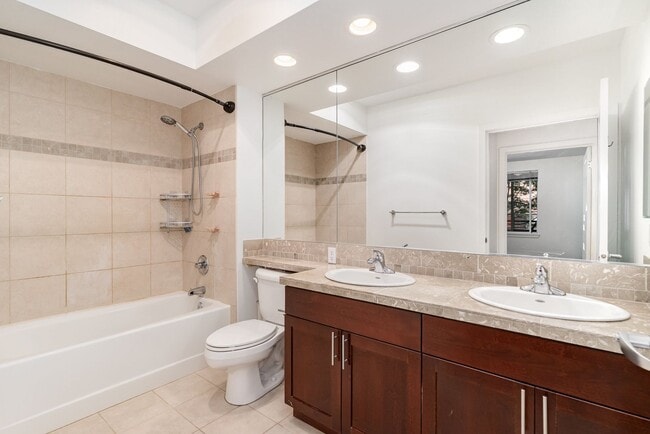 Building Photo - Spacious 1 Bedroom + Den in Canal Station ...