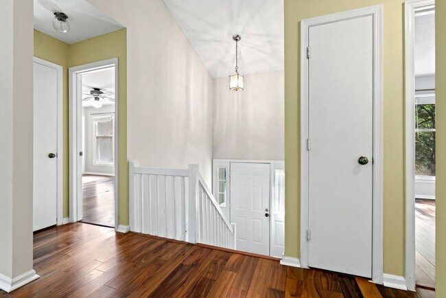 Building Photo - 7833 Foxwood Dr