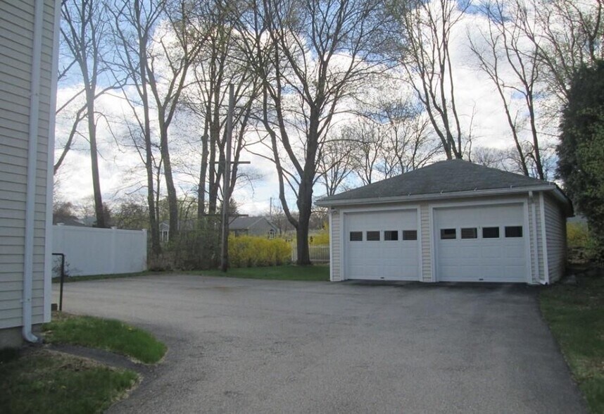Garage and back yard - 8 Valley St