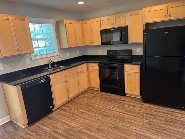 Building Photo - Newer construction townhouse in popular Ka...
