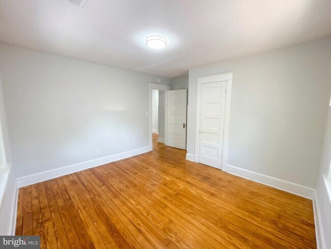 Building Photo - 209 4th Ave