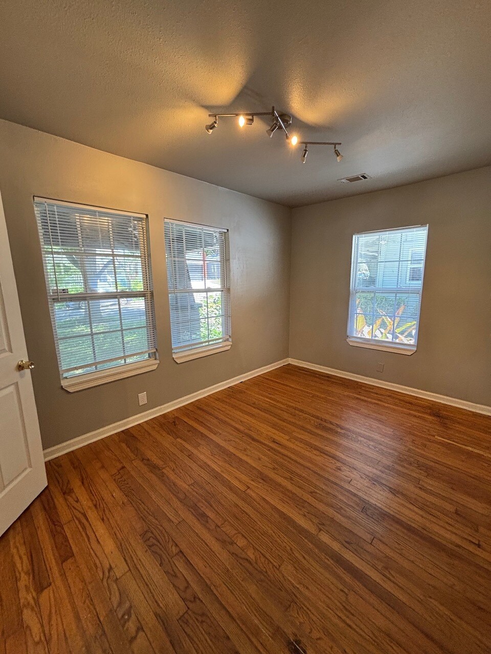 Building Photo - 1134 S Xanthus Ave