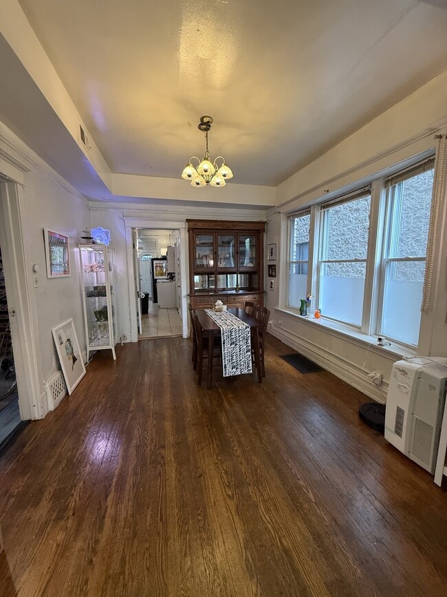 Building Photo - 866 W Buckingham Pl