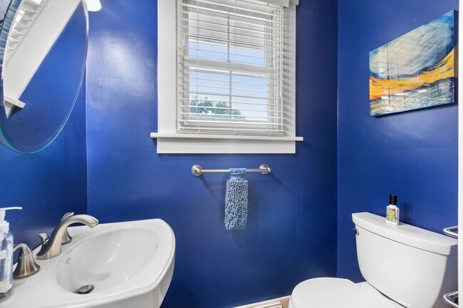 Building Photo - *Beautifully Updated & Spacious 4BD/4BA Si...