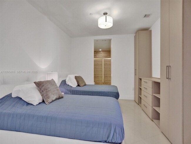 Building Photo - 15901 Collins Ave